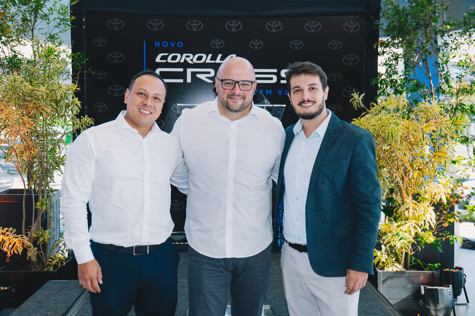 Alberto Harada, consultor de vendas Toyota, Leonardo Fernandes, gerente de vendas Savarauto Toyota, e Pablo Miguel Anastácio (Foto: Anderson Lopes/Divulgação)