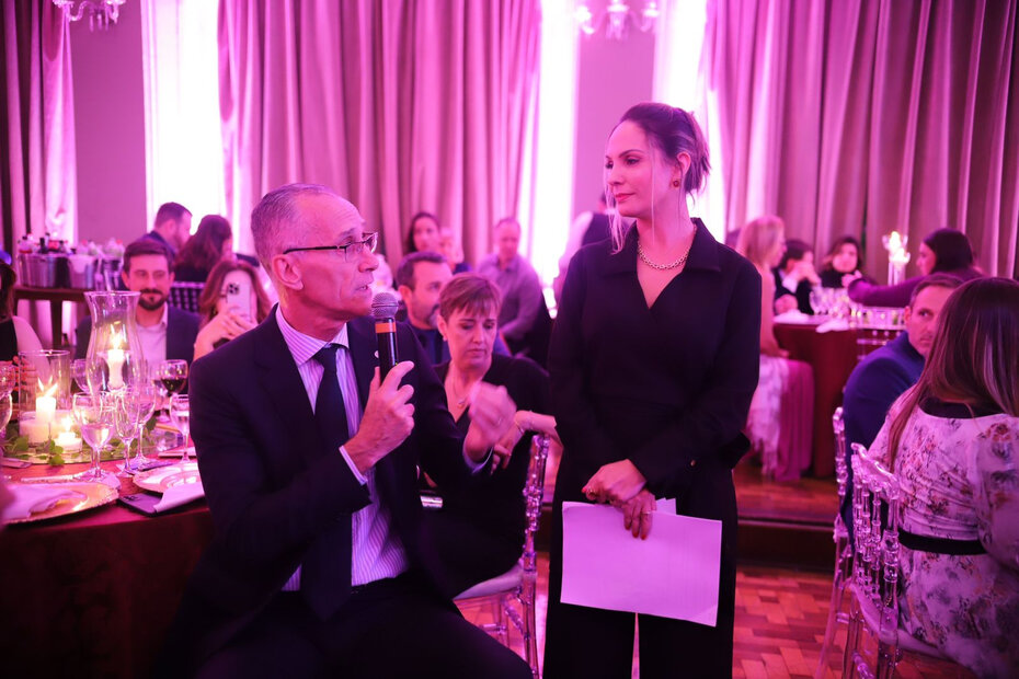 João Tortorelli, diretor de negócios da Sicredi Origens, e a assessora de imprensa Daiane Wolk (Foto: Futuro Filmes/Divulgação)