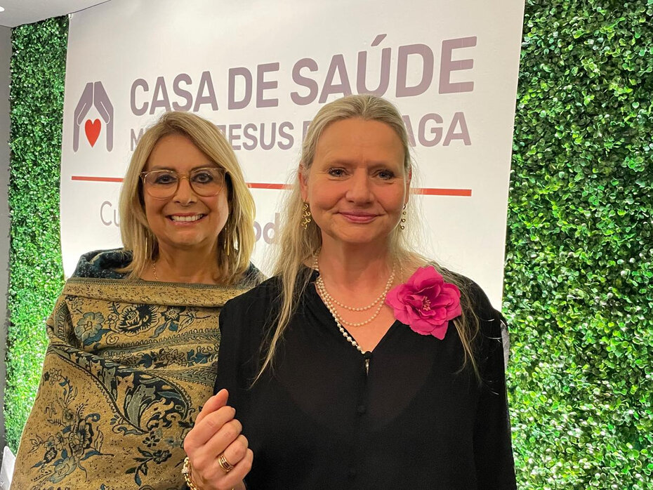 Denise Ries Russo, superintendente do CREA-RS, e Bettina Vierneisel, conselheira da Kinder Centro de Integração da Criança Especial, estiveram no jantar (Foto: Paulo Gasparotto/especial)  # Na noite da última quinta-feira (dia 25), aconteceu a comemoração dos 40 anos da Casa de Saúde Menino Jesus de Praga, na Associação Leopoldina Juvenil. O evento reuniu mais de 350 pessoas entre colaboradores, voluntários, doadores, apoiadores e amigos para celebrar não apenas as conquistas passadas, mas também olhar para o futuro com esperança e determinação. Durante o cerimonial, o presidente do Conselho de Administração, Pablo Berger, expressou sua gratidão aos presentes, reconhecendo o papel fundamental de todos na jornada de sucesso da instituição. A presença do diretor executivo, Arno Duarte, reforçou o compromisso da casa com o 