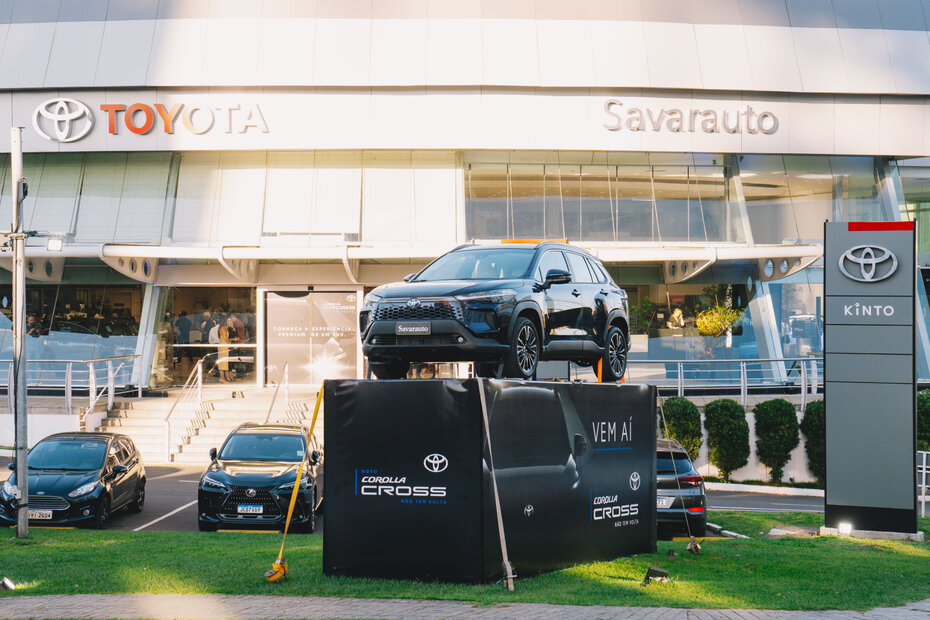 O veículo Corolla Cross 2025 (Foto: Anderson Lopes/Divulgação)  # A apresentação oficial do novo SUV da Toyota, Corolla Cross 2025, aconteceu, na última quinta-feira (dia 25), nas lojas Savarauto Toyota Porto Alegre e Pelotas. O modelo esteve disponível para visitação dos clientes nas lojas desde às 8h. Um grande show do potencial do carro aconteceu para convidados, às 15h. Na capital, o cerimonial de lançamento teve a condução da jornalista Maysa Bonissoni. O novo modelo Corolla foi apresentado em coquetel embalado pela DJ Anile Bello.  # A capital gaúcha se prepara para respirar arte durante mais uma edição do Festival Palco Giratório Sesc em Porto Alegre, que será lançado na próxima segunda-feira (dia 29). O evento acontecerá na sede do Sistema Fecomércio-RS/Sesc/Senac, às 17h, para convidados e Imprensa. “Ao longo desses anos de Festival em Porto Alegre, entendemos a relevância da curadoria compartilhada para oferecer espetáculos que não apenas entretenham, mas provoquem impactos positivos na sociedade. Em 2024, o eixo temático dedica-se à pluralidade da cena artística brasileira, que é diversa, pulsante, urgente e importante”, enfatiza a coordenadora de Artes Cênicas e Visuais do Sesc/RS e curadora do Circuito Nacional Palco Giratório, Jane Schoninger.