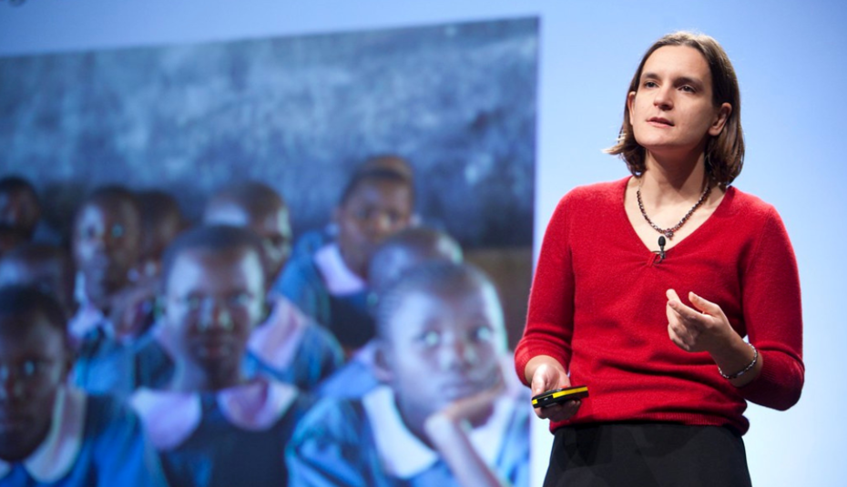 A economista francesa Esther Duflo (Foto: Reprodução)  # Esther Duflo, Nobel da Economia em 2019, teve especial destaque na recente reunião dos ministros da Fazenda dos Países C20, realizada em Washington. Com foco na pobreza e na mudança climática, propôs a taxação dos bilionários. Esclareceu que a cobrança de impostos dos super-ricos e o aumento da tributação de multinacionais fazem parte do espírito de nosso tempo. Podem gerar, em todo o mundo, US$ 500 bilhões ao ano para auxiliar as populações pobres, as mais atingidas pelas crises climáticas. Ressalvando não se tratar de uma política de países socialistas, lembrou que a França apoiou imediatamente a proposta, tendo um governo que não é de esquerda. Cabe destacar que é autora de inúmeras obras a respeito de economia, tendo reconhecimento internacional.