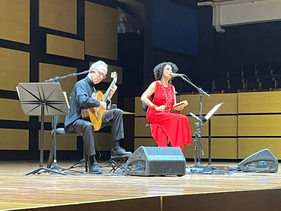 O violonista Arthur Nestrovski e a cantora Paula Morelenbaum na bela apresentação (Foto: Paulo Gasparotto/Especial)