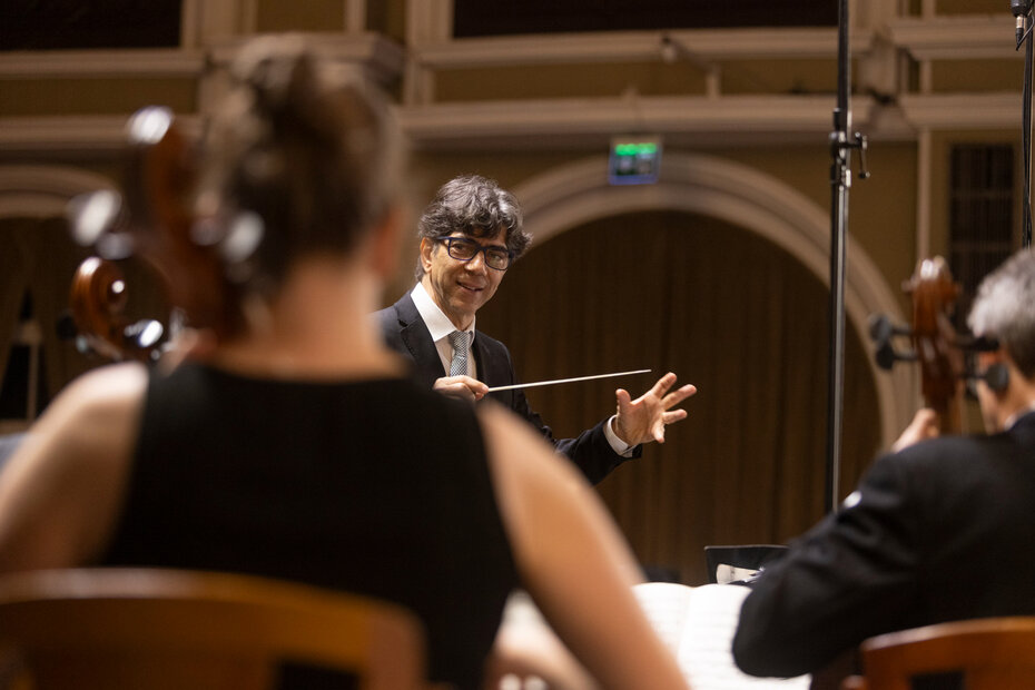 O maestro Tiago Flores conduz a Orquestra de Câmara da Ulbra em homenagem ao barroco italiano (Foto: Eduardo Seidl/Divulgação)
