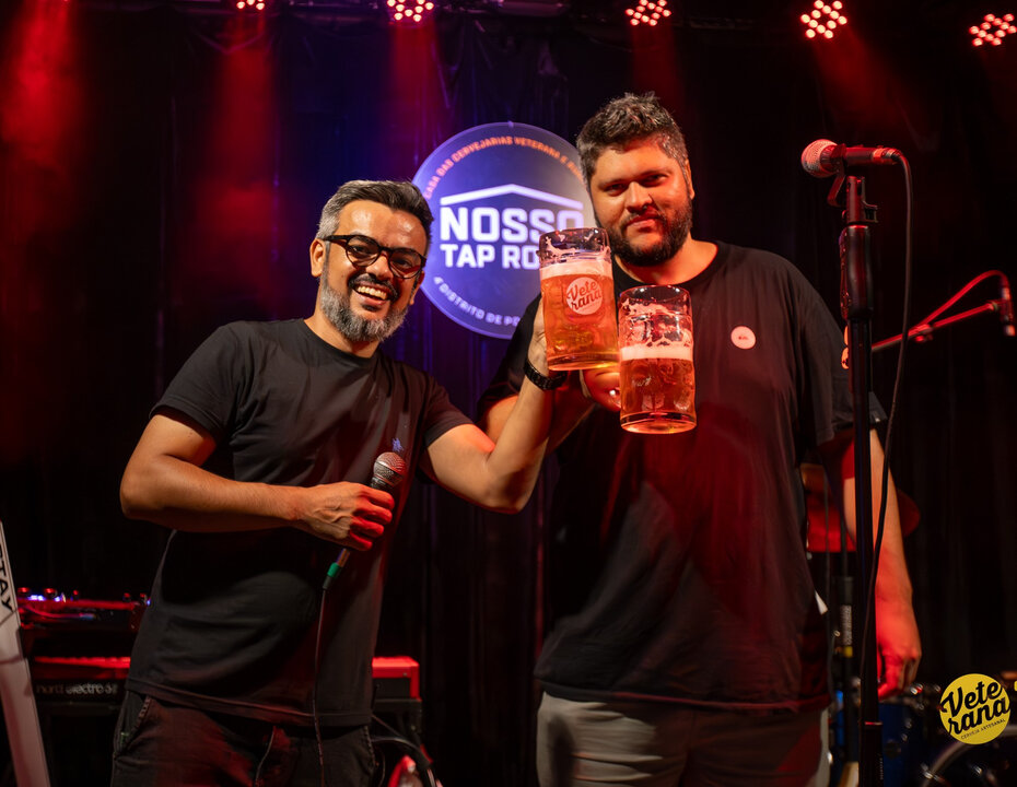 Rodrigo Grossini e Vinicius Cordeiro comemoraram os 10 anos da cerveja Veterana (Foto: Tiago Trindade/Divulgação)