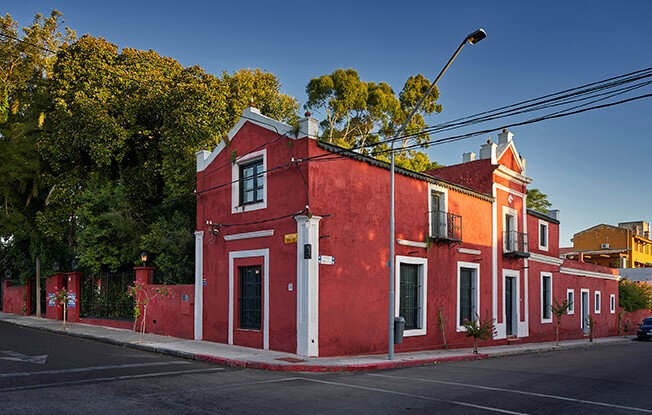 Exposição da Galeria Sur ocupa a Casa Colonial Maldonado, em Punta del Este (Foto: Divulgação)