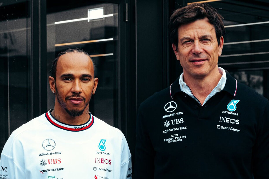 O executivo ao lado do piloto multi campeão Lewis Hamilton (Foto: Divulgação)