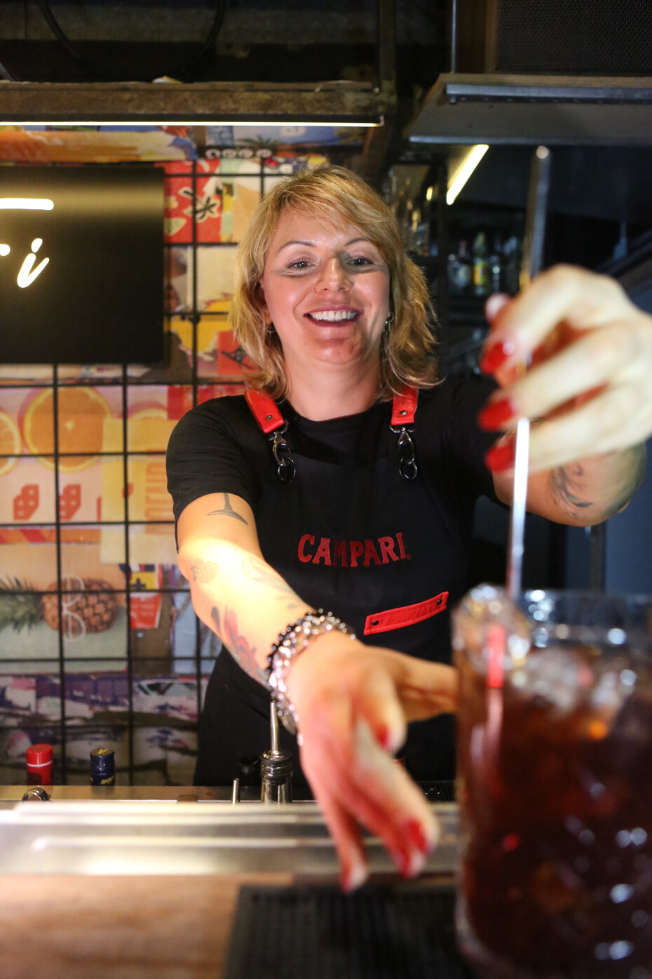 Claudia Schumacher no preparo dos Negronis (Foto: Notre Design/Divulgação)