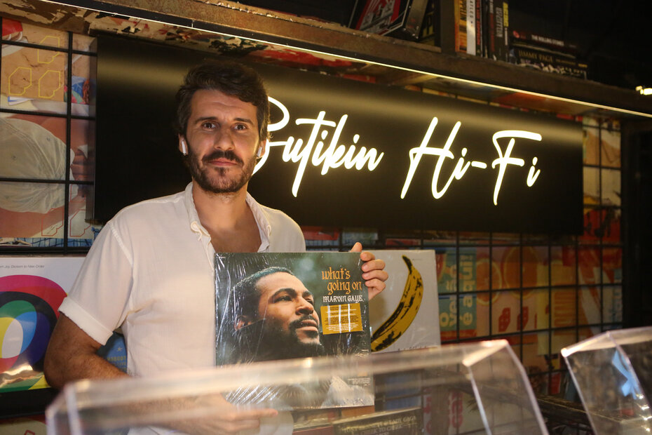O DJ João Rosa fez as escolhas musicais no Butikin Hi-fi (Foto: Notre Design/Divulgação)