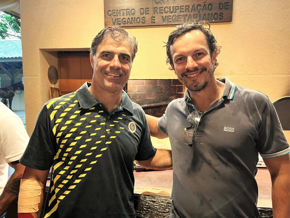 Thiago Falcão e Rodrigo Andrade, polistas gaúchos, acompanharam o torneio (Foto: Paulo Gasparotto/Especial)