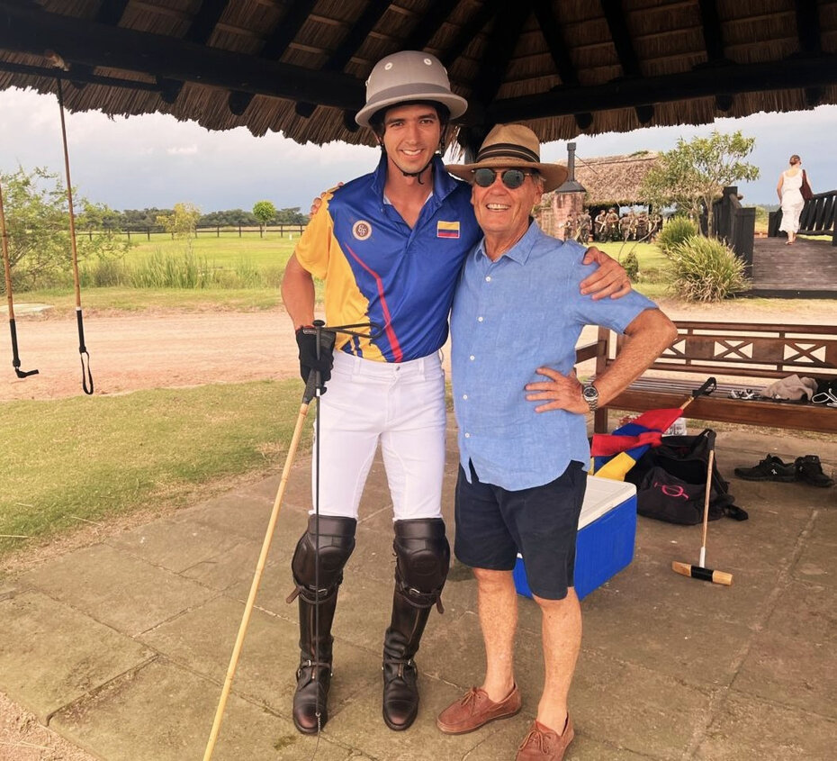 Martin Huerta, polista colombiano com sete gols, e Fernando Schuch na festiva abertura do amistoso de polo (Foto: Paulo Gasparotto/Especial)