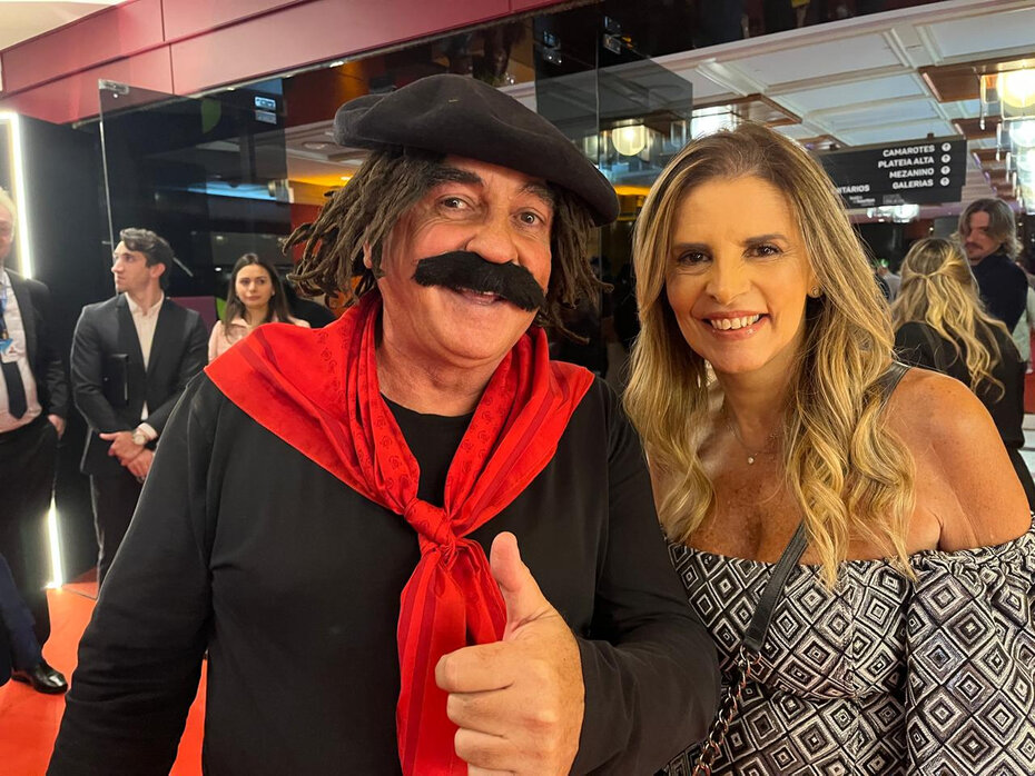 Cumprimentei Jairo Kobe, o Guri de Uruguaiana, um dos apresentadores do do iBest, e Silvia Kobe durante o brinde de champanhe no Teatro do Bourbon Country (Foto: Paulo Gasparotto/Divulgação) 