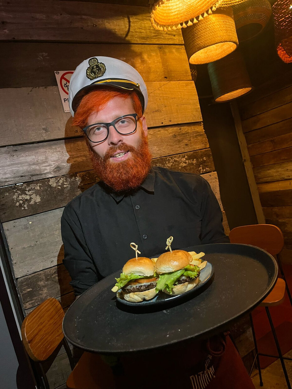 O garçom Jarad Geyer: estilo e simpatia (Foto: Juliano Maesano/Divulgação)