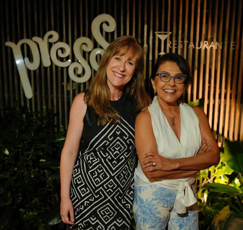 Graziela Bellé Lange e Magda Beatriz aprovaram o desempenho do bartender Paulo Santos  (Foto: Divulgação)