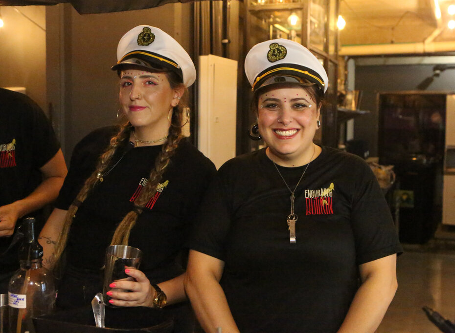 Bom desempenho: Nayadi Antonioli e Thayana Balbao no preparo dos drinks (Foto: Notre Design/Divulgação)  