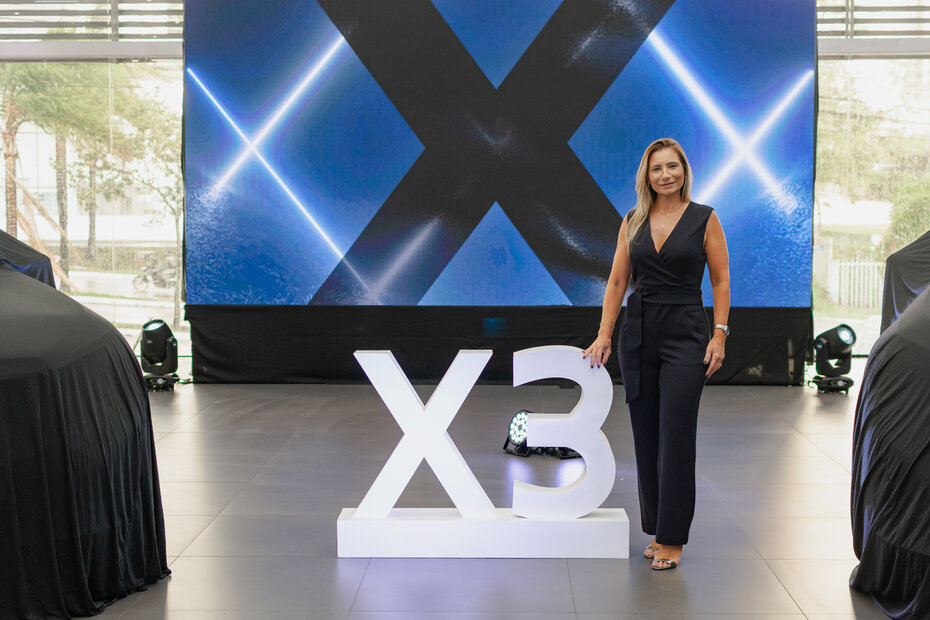 A diretora Comercial da BMW, Carol Quadros, na noite de lançamento (Foto: Iago Ministério/Divulgação)