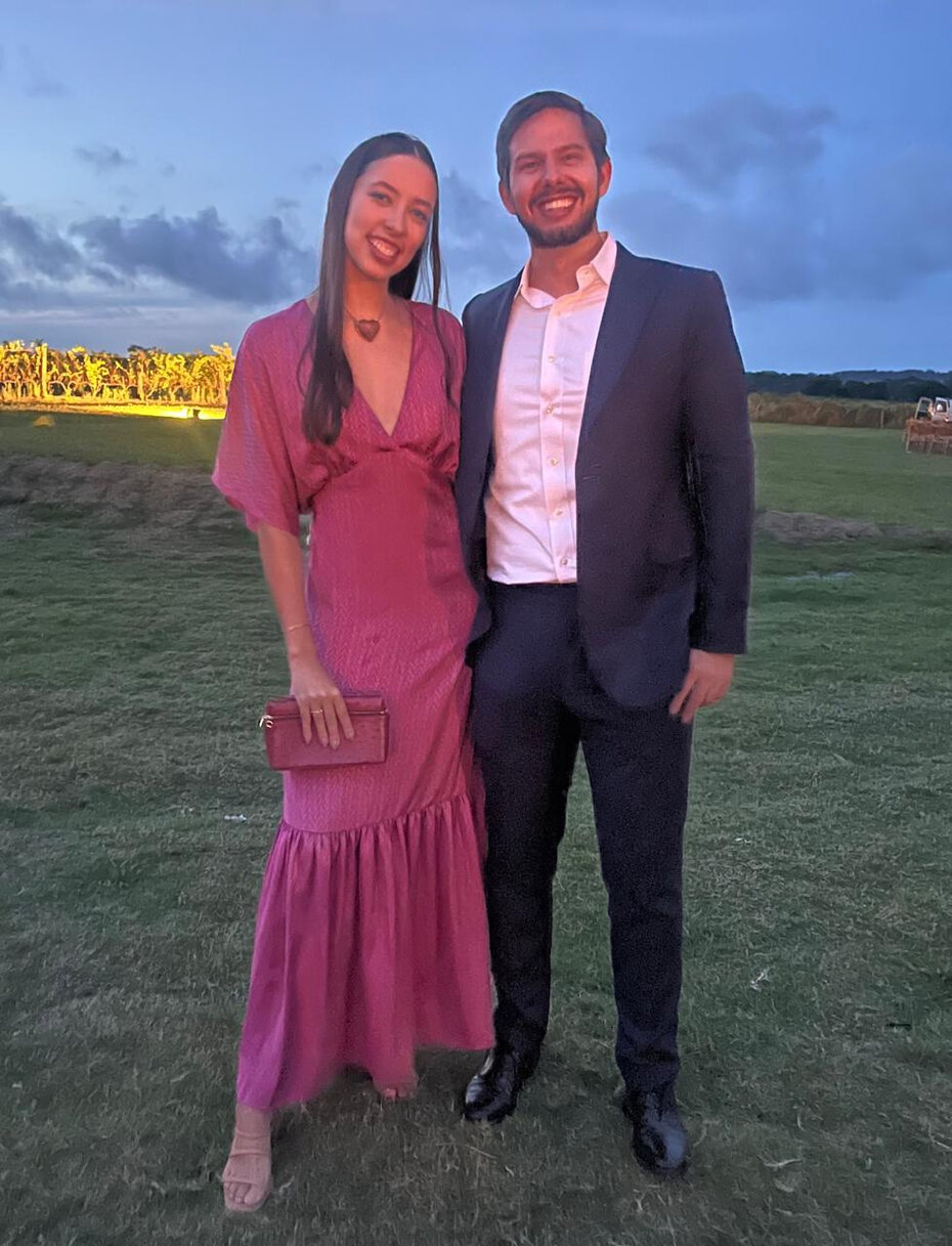 Pedro Maisonnave Oliveira e Laura Coimbra estiveram brindando com os noivos (Foto: Divulgação)