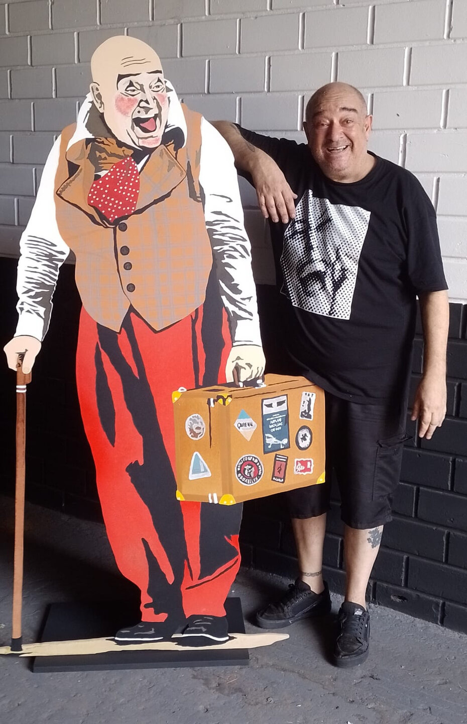 Zé Adão em momento divertido com seu “duplo” (Foto: Divulgação)