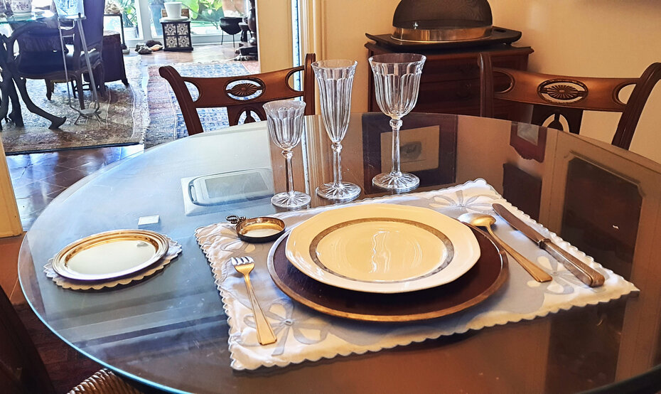 Serviço de mesa  com sousplat, este criado com madeira nobre brasileira, cinzeiro e prato de pão lançado pela marca francesa na Casa Masson de Porto Alegre (Foto: Divulgação)