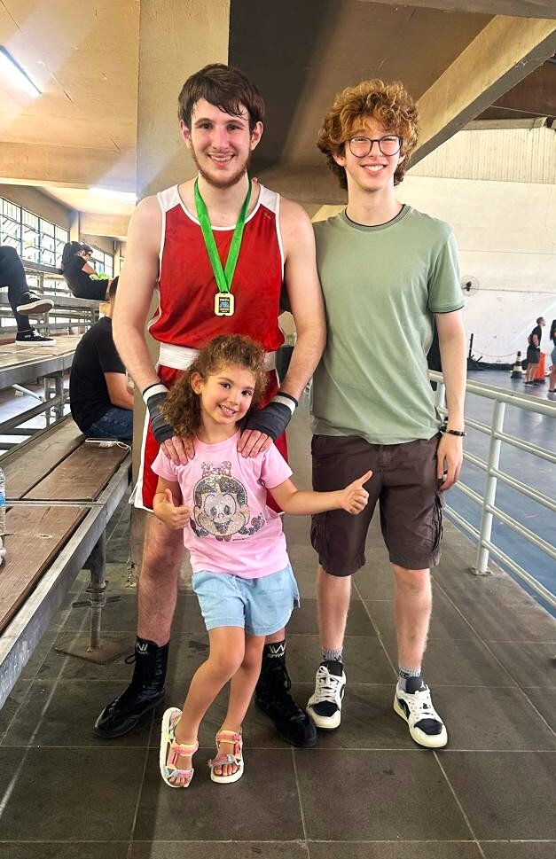 Os irmãos Giorgio Magioni, Luigi Magioni e Angela Grazziotin Magioni em clima festivo (Foto: Divulgação)