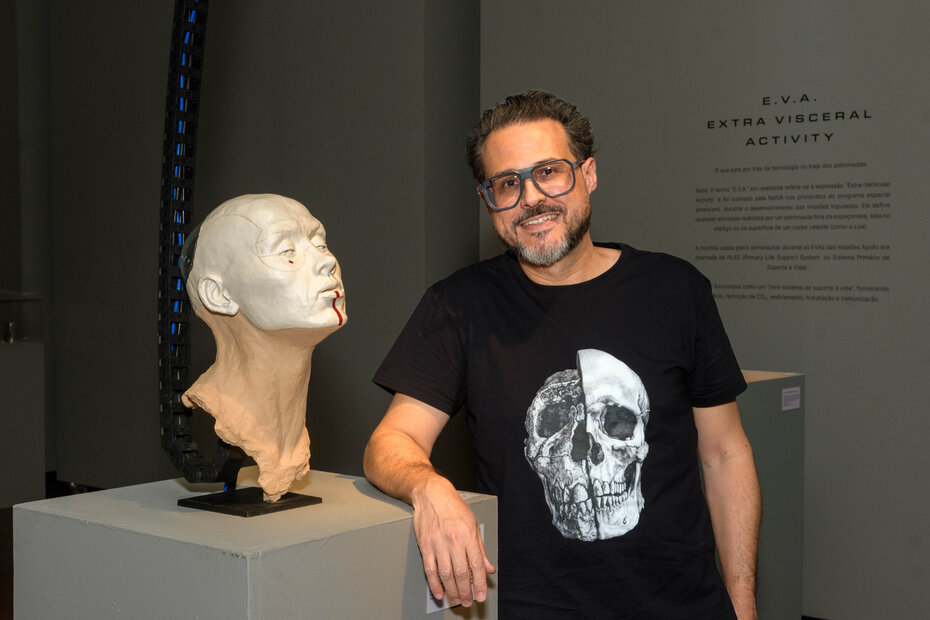 O escultor Paulo Favalli na abertura da mostra Homo Machina Reloaded (Foto: Wanderlei Oliveira/Divulgação)