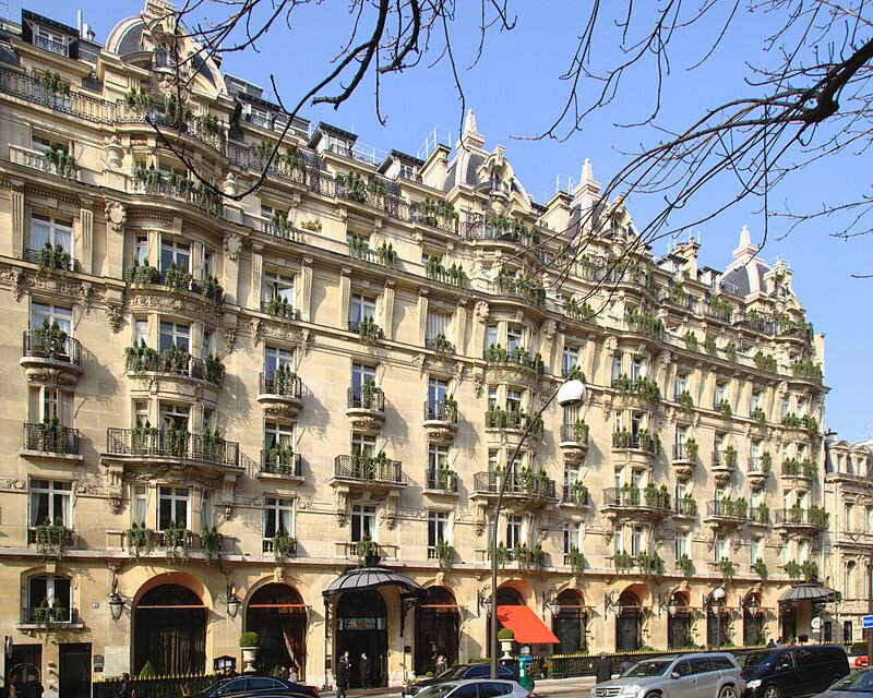 O hotel-palácio fica localizado na luxuosa Avenue Montaigne, em Paris (Foto: Divulgação)