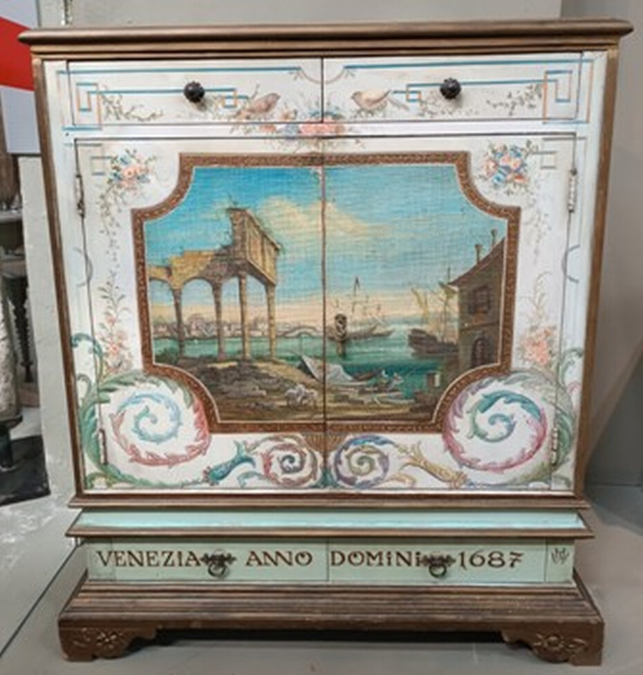 Móvel vintage decorativo, com pintura artesanal no estilo clássico veneziano (Foto: Divulgação)