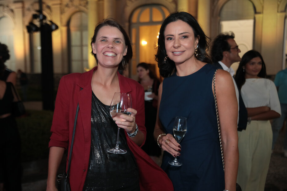 Juliana Bublitz com Maria Fernanda de Lima Santin, presidente da Associação Amigos do MAC (Foto: Vini Dalla Rosa/Divulgação)