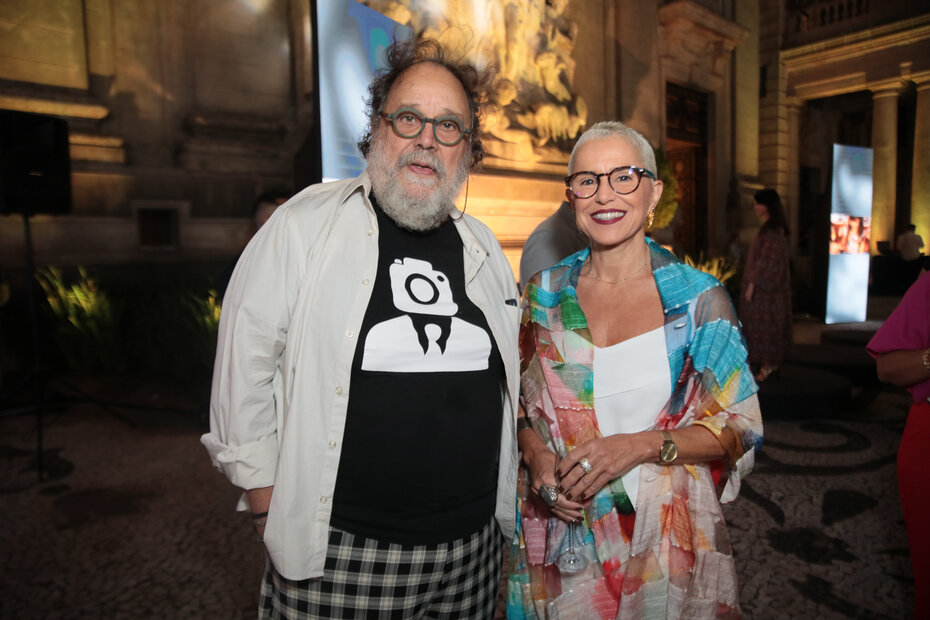O fotógrafo Fernando Bueno com a secretária Beatriz Araujo (Foto: Vini Dalla Rosa/Divulgação)