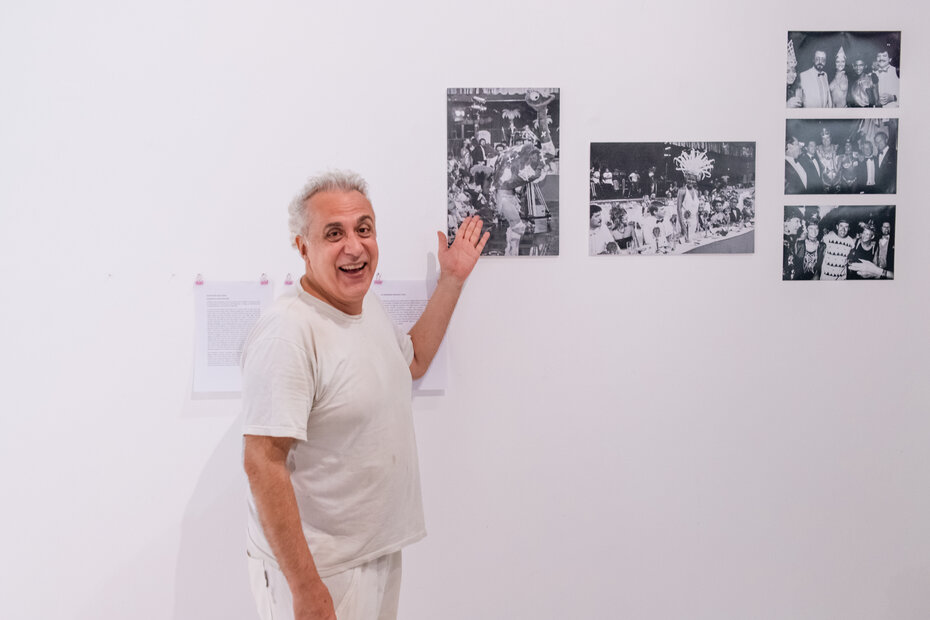 O ator Renato Del Campão conferiu a exposição (Foto: Douglas Barcelos/Divulgação)