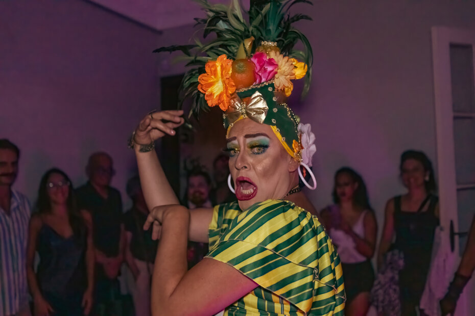 A drag Letícia Dumont encarnou Carmen Miranda (Foto: Douglas Barcelos/Divulgação