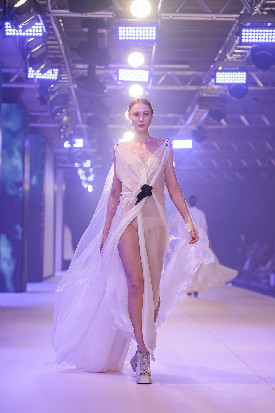 Estilo diáfano: vestido de Villaventura (Foto: Vini Dalla Rosa/Divulgação)