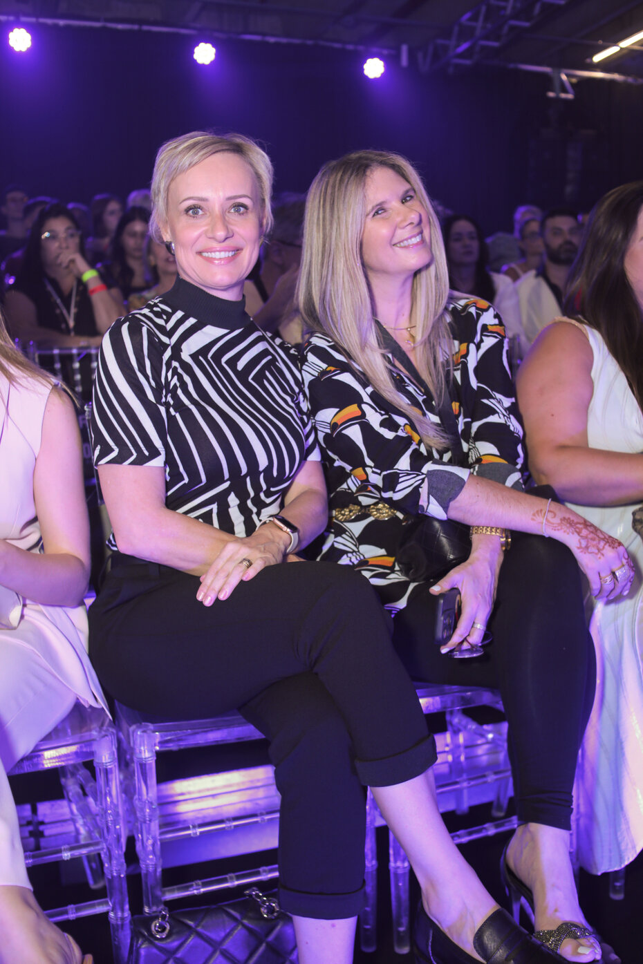 Ana Fritsch e Georgiana Fauri acompanharam os desfiles (Foto: Vini Dalla Rosa/Divulgação)