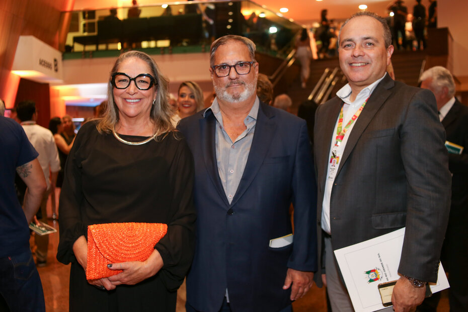 Ana Fagundes e João Freire e Marco Antônio Carreno na noite da ópera Turandot (Foto: Lenara Petenuzzo/Divulgação)