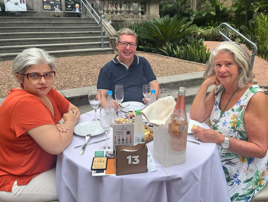 Karina Santos, Rogério Beidacki e Beth Corbetta no jardim da Catedral (Foto: Paulo Gasparotto/Especial)