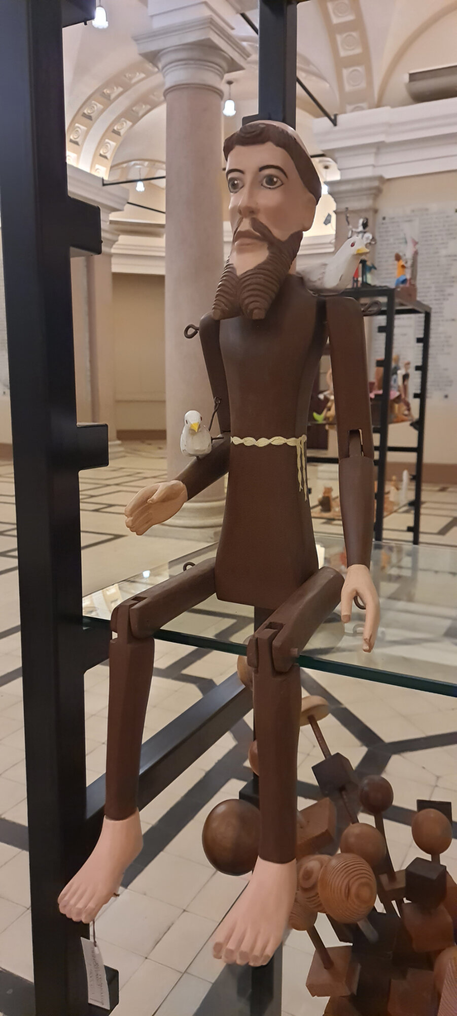 Imagem de São Francisco de Assis integra a exposição da Divina Brasilidade no Salão Nobre da Catedral (Foto: Divulgação)