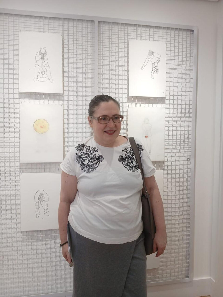Daniela Kern junto às suas obras (Foto: Divulgação)