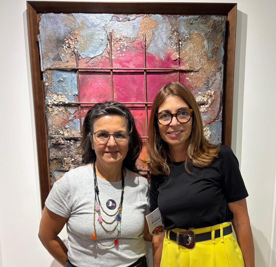 : Fernanda Martins Costa e Lívia Bortoncello no apartamento-atelier (Foto: Divulgação)