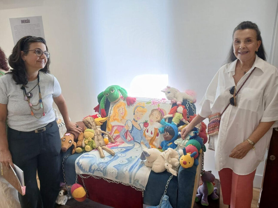 Fernanda Martins Costa e Beatriz Renner Martins Costa com a obra Colo de Mãe (Foto: Divulgação)