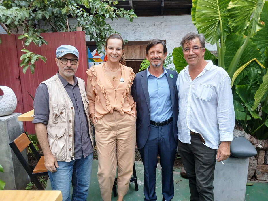O curador José Francisco Alves, Fernanda Carvalho Garcia e André Jobim de Azevedo, direção da Bienal do Mercosul, e o escultor Ricardo Aguiar (Foto: Carlos Souza/  Divulgação)