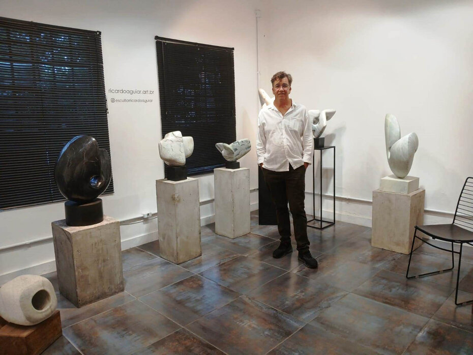Ricardo Aguiar junto às suas esculturas (Foto: Carlos Souza/Divulgação)