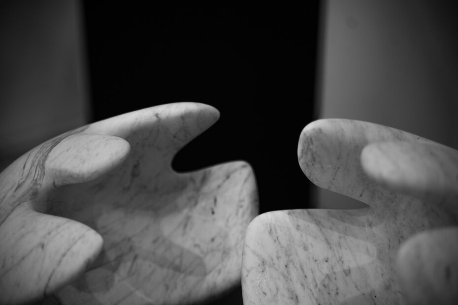 Detalhe de escultura em mármore de bonito efeito (Foto: Amanda Luchese/Divulgação)