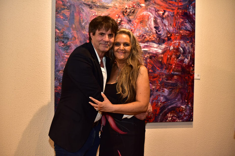 Roberto e Flávia Sffair, tendo ao fundo uma obra de Isabel Ferreira, que decora um dos espaços da mostra  (Foto: Julio Neves/Divulgação)