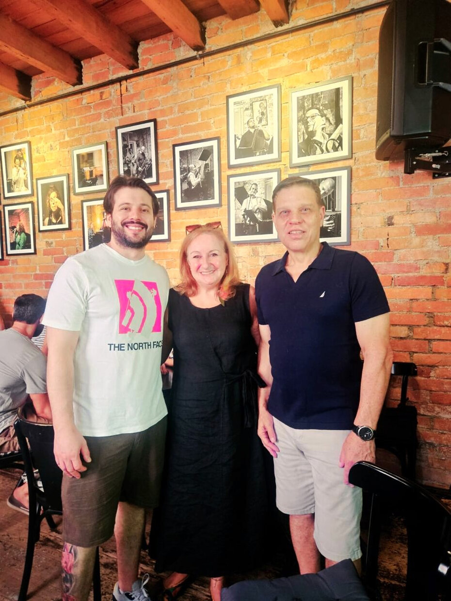 Roberth Grecco e Flávio Borges com a  fotógrafa Sílvia Pozza (Foto: Divulgação)
