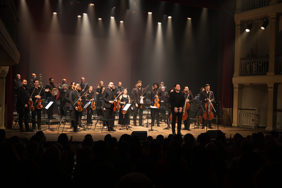 A Orquestra Theatro São Pedro e o maestro Evandro Matté (Foto: Vitória Proença/Divulgação)