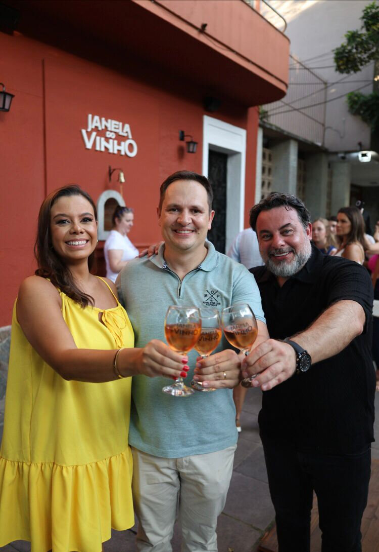 Fernanda Schindler, Charles Mendes e Piettro Bacardin, estes responsáveis pela Janela do Vinho (Foto: Anselmo Cunha/Divulgação)