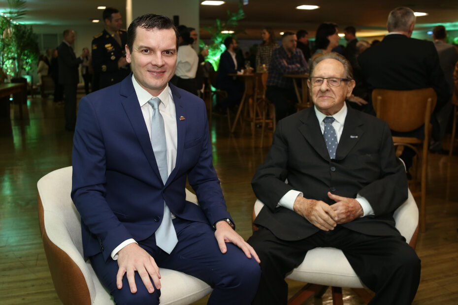 Lindomar Peruzzo com Zildo De Marchi, homenageado da noite (Foto: Lenara Petenuzzo/Divulgação)