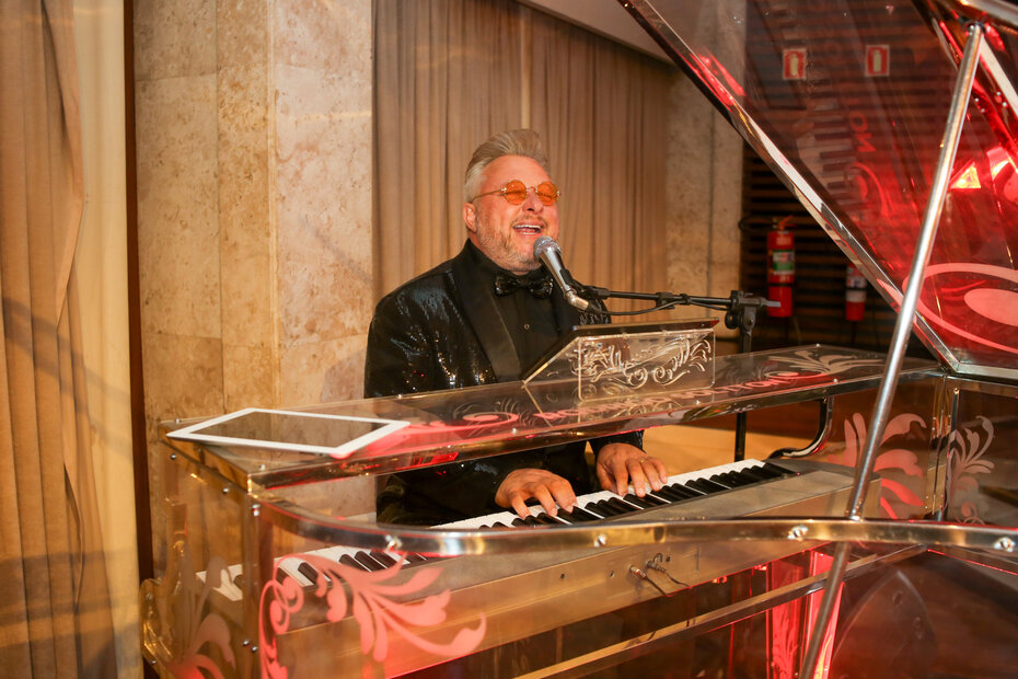Rodrigo Soltton ao piano fez a trilha sonora da noite (Foto: Lenara Petenuzzo/Divulgação)