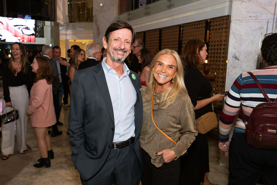 André Jobim e Andrea Duarte na abertura da exposição (Foto: Andréa Graiz/Divulgação)