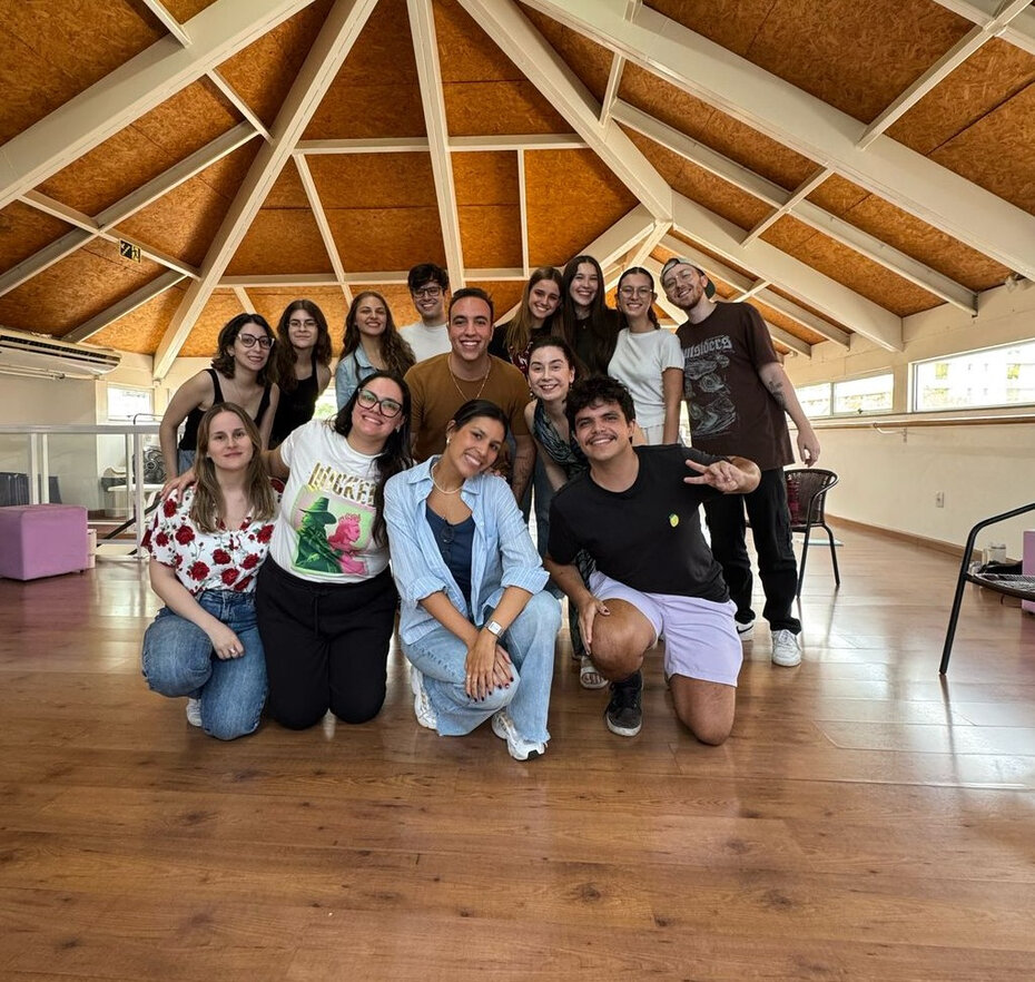 Gonzalo Lamego e seus alunos revivem grandes números da Broadway na Biblioteca Pública (Foto: Divulgação) 