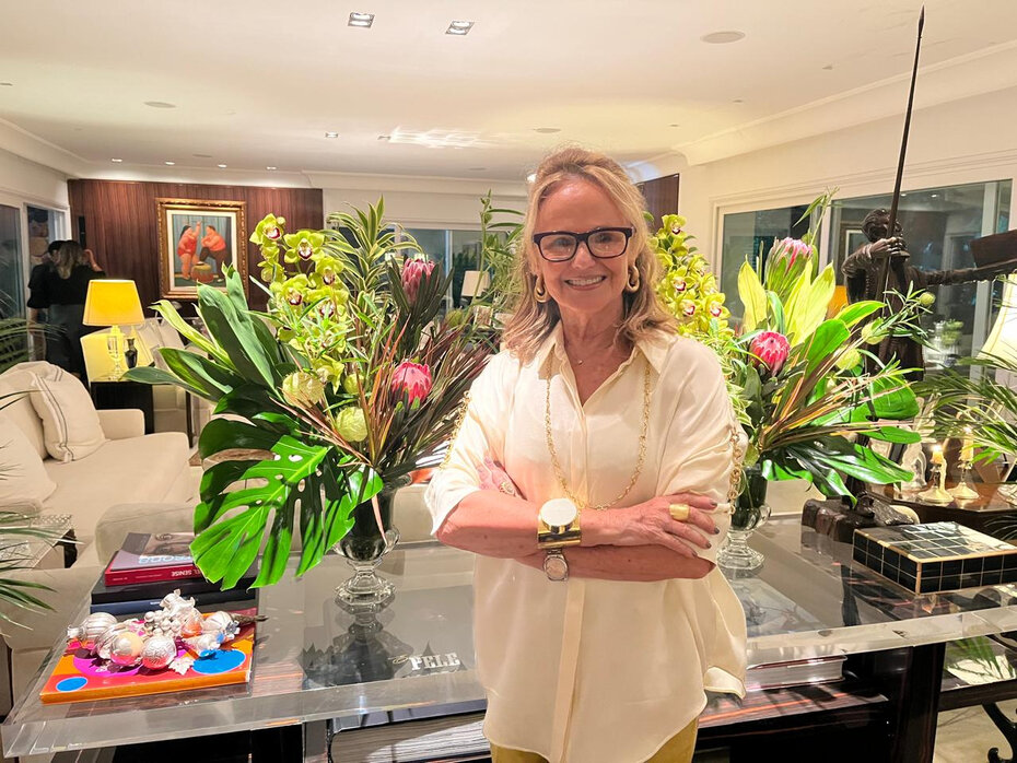 Nara Birmann Sirotsky durante o jantar, que teve bela ambientação floral da Arteplantas  (Foto: Paulo Gasparotto/Especial)
